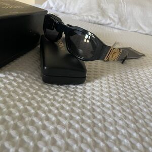 Authentic and new Versace sunglasses! 
This style is modern and very comfortable